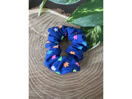Gumička do vlasů scrunchies MODRÁ S BAREVNÝMI KYTIČKAMI