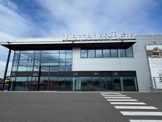 Polep oken pro Mercedes Benz Bravantice. Propojení grafiky upravených modelů aut které se na této pobočce servisují nebo...