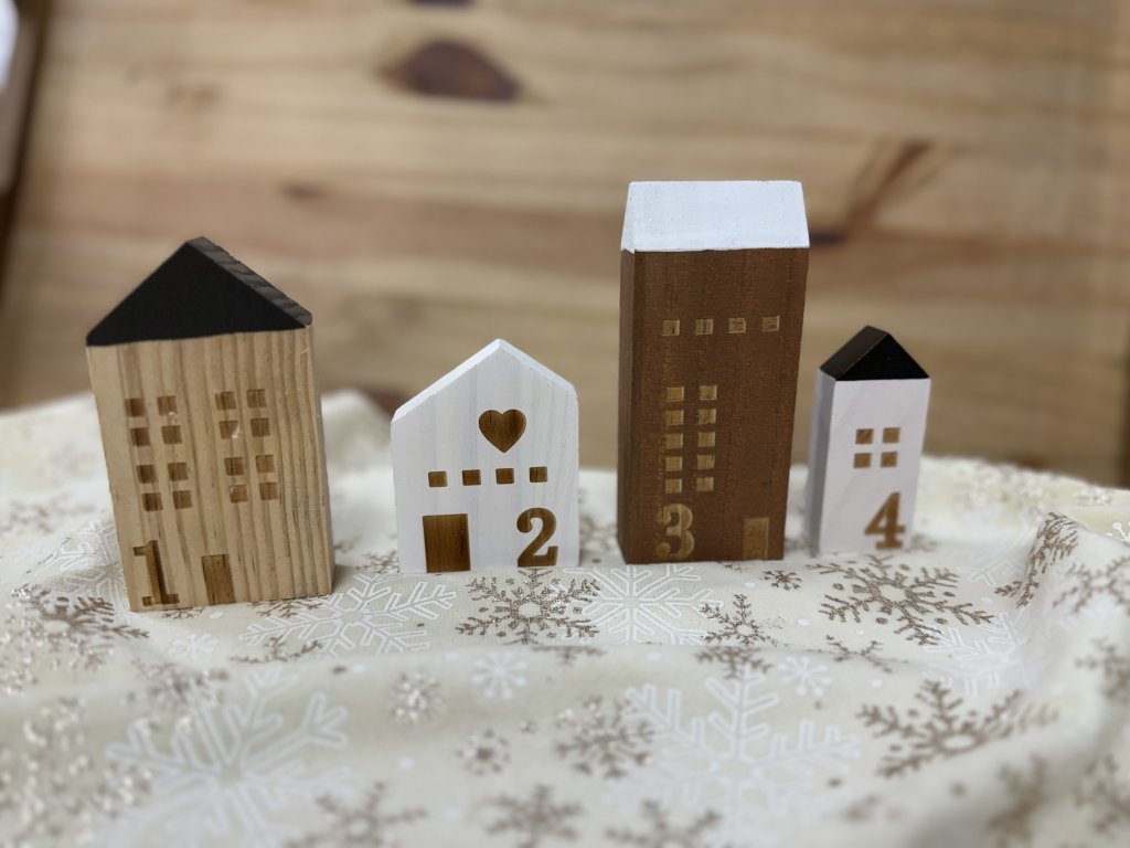 Sada čtyř dekorativních domečků s čísly 1–4