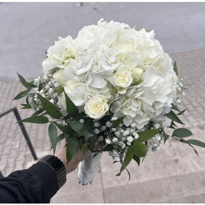 Svatební kytice z bílé hortenzie a gypsophilly