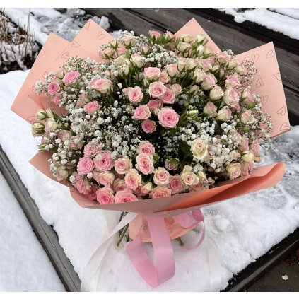 Kytice z trsových růží a gypsophilly
