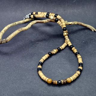 Náš nový náhrdelník je oslavou stability a mužnosti. Kombinuje hlubokou černou barvu onyxu s fascinující kresbou jaspisu,...