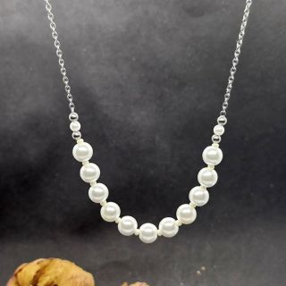 Kdo říká, že perly patří jen na operu? My je milujeme v kombinaci s oblíbeným tričkem, džínovou bundou a kávou v ruce....