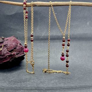 Proč nosit jeden šperk, když dva tvoří dokonalou harmonii? Náš nový set vrstvených náhrdelníků z pozlacené nerezové oceli...