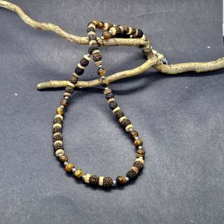 Pohled šelmy a síla tygřího oka a rudrakshy...aneb náš nový pánský náhrdelník. 🤗📿 #nahrdelnik #nahrdelniky #promuze...