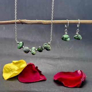 Zelená je barva naděje, svěžesti a... jara! 💚 Malý kousek přírody, který můžete nosit stále u sebe. Jednoduchost, která...