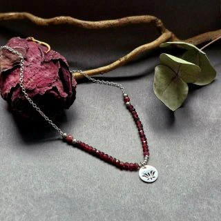 Granát, eben, kokos, láva, tygří oko a ocel 📿💎👩‍🦰🧔‍♂️ #jewellery #sperky #autorskesperky #nahrdelniky #minerals