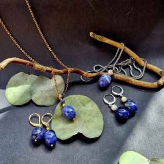 Kousek noční oblohy, který můžete nosit stále u sebe. sodalitu a nerezová ocel – spojení věčnosti a síly 💙💙 #sperky...