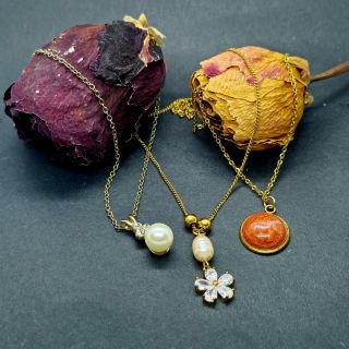 Je libo něco na krk? Každý náhrdelník je pouze jediný originální kus. 📿 Takže se nemusíte obávat, že potkáte někoho se...