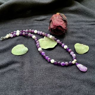 Ametyst: Pro klidnou mysl a intuici. 💜 ​Hematit: Vaše kotva a ochrana v rušném dni. 🩶 ​Opalit: Jemnost a radost v každém...