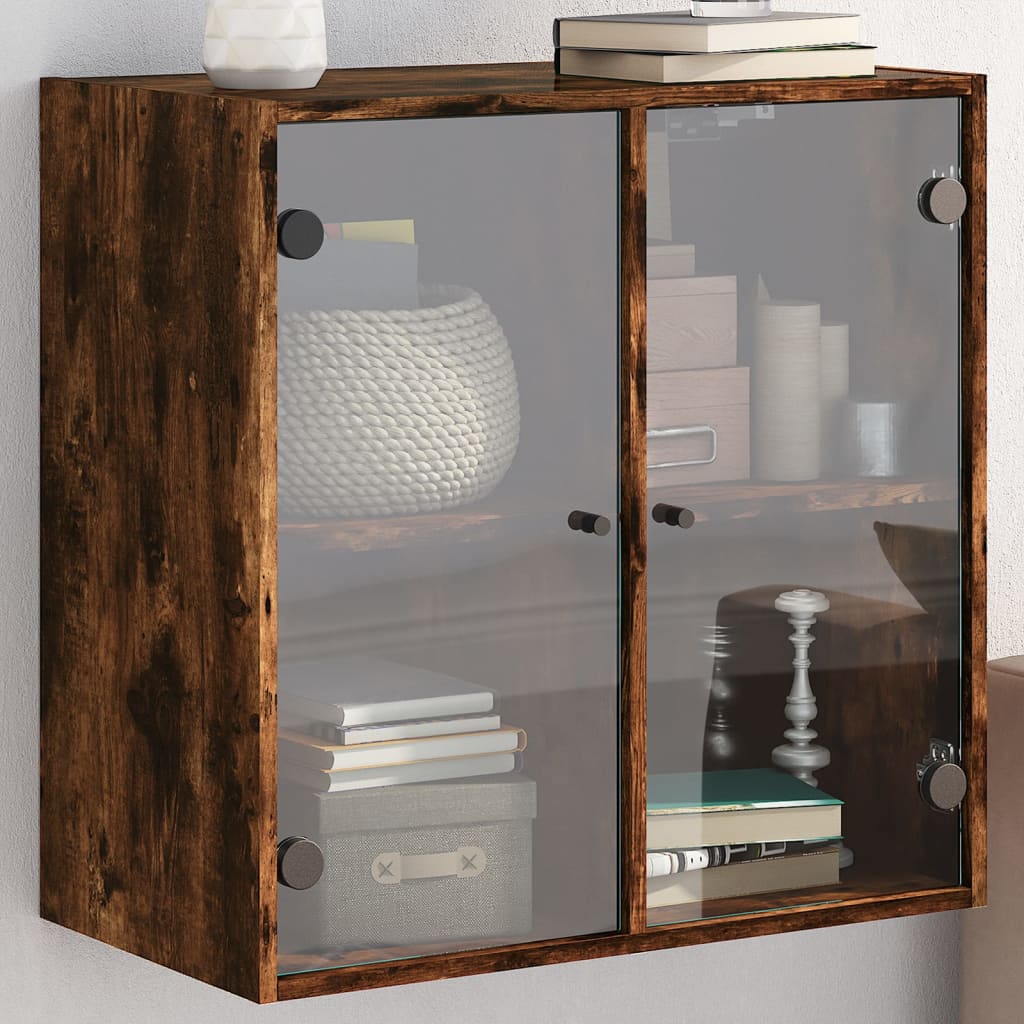 vidaXL Bočná skrinka so sklenenými dvierkami dymový dub 68x37x68,5 cm