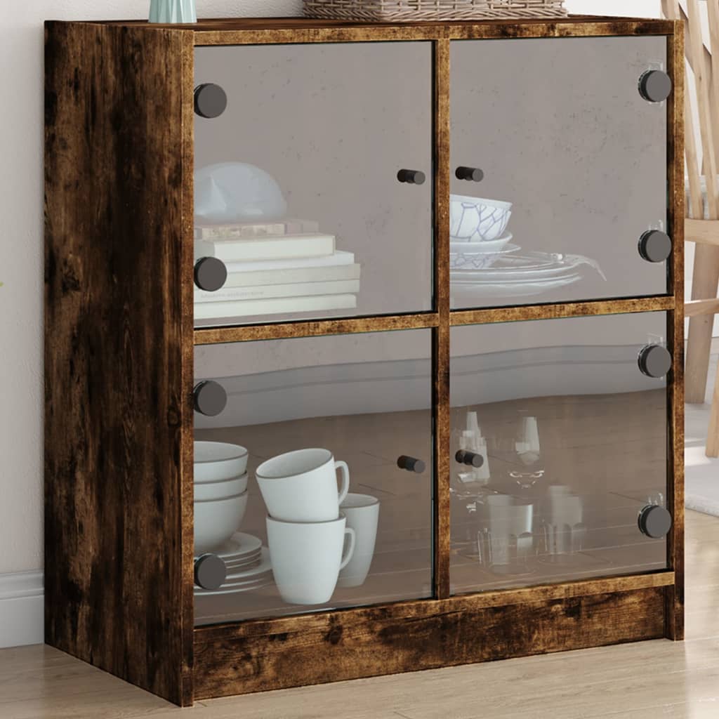 E-shop vidaXL Bočná skrinka so sklenenými dvierkami dymový dub 68x37x75,5 cm