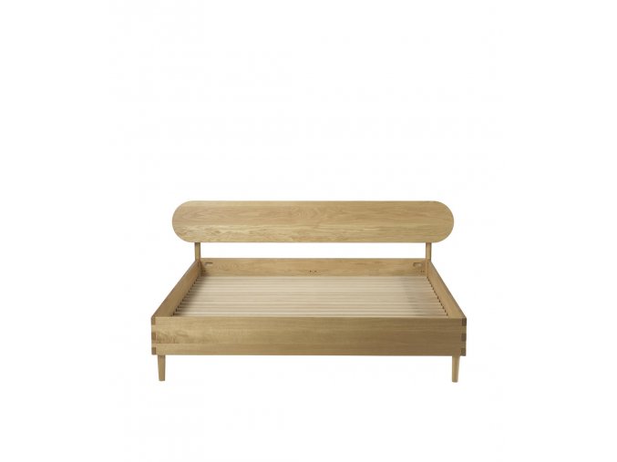 designová postel Radius z dubového dřeva