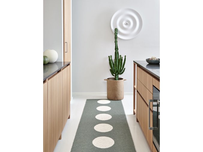 Zelený tkaný vinylový koberec běhoun Pappelina VERA Army, kruhy