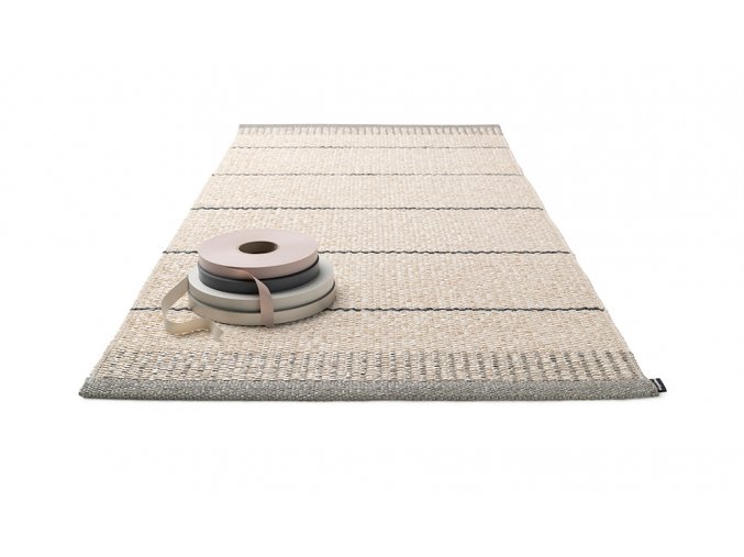 Šedý tkaný vinylový koberec běhoun Pappelina Belle Warm grey, s pruhy
