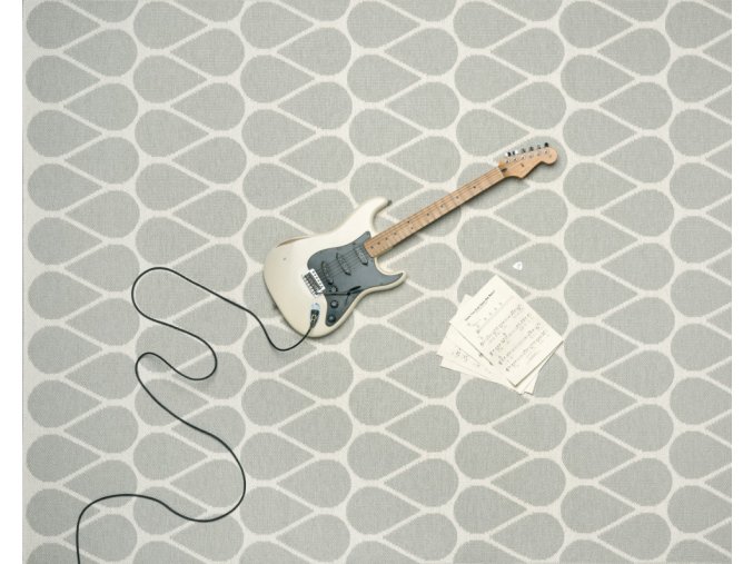 šedý, tkaný vinylový koberec běhoun Pappelina Otis Linen, vzor kapky