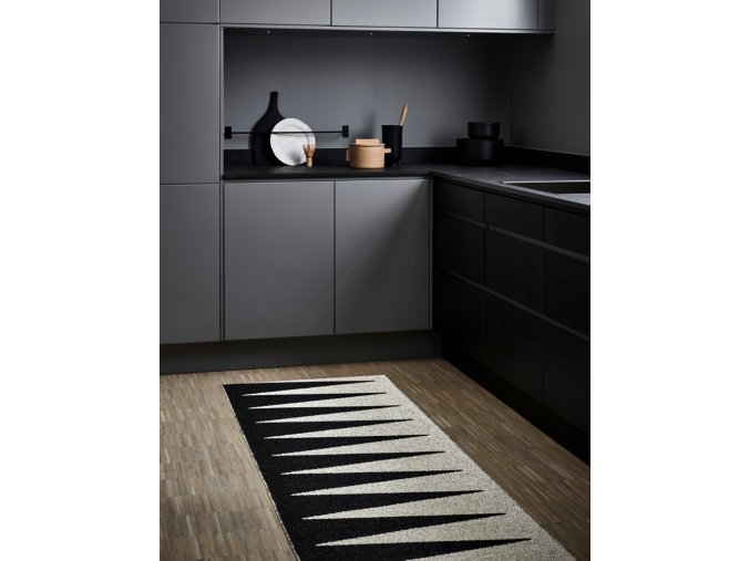 černý, bílý, vinylový koberec VIVI, vzor hrotů, hřebene, trojúhelníků, black, vanilla