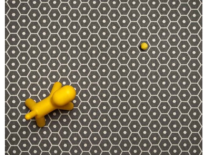 Černý tkaný vinylový koberec běhoun Pappelina HONEY Charcoal, se vzorem včelích pláství