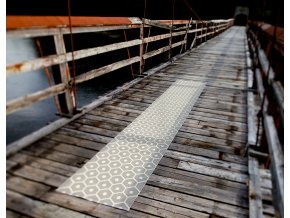 Šedý tkaný vinylový koberec běhoun Pappelina HONEY Warm grey, se vzorem včelích pláství
