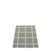 Zelený tkaný vinylový koberec běhoun Pappelina ADA Army/Stone metallic, kostkovaný