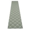 zelený tkaný vinylový koberec běhoun Pappelina Kotte Army/Sage, vzor šišky, sítě