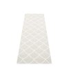 šedý tkaný vinylový koberec běhoun Pappelina Kotte Fossil grey/White, vzor šišky, sítě