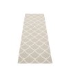 Béžový, bílý tkaný vinylový koberec běhoun Pappelina Kotte Linen/Vanilla, vzor šišky, sítě