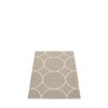 hnědý tkaný vinylový koberec běhoun Pappelina Boo Dark linen, kruhy