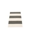 Šedý tkaný vinylový koberec běhoun Pappelina Bob Charcoal, pruhy