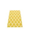 žlutý, tkaný vinylový koberec běhoun Pappelina Otis Mustard, vzor kapky