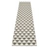 šedý, tkaný vinylový koberec běhoun Pappelina DANA warm grey, charcoal, vzor molekul DNA, přesýpacích hodin