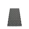 Černý tkaný vinylový koberec běhoun Pappelina HONEY Black, se vzorem včelích pláství