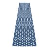 Modrý tkaný vinylový koberec běhoun Pappelina HONEY Denim, se vzorem včelích pláství