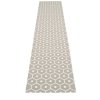 Šedý tkaný vinylový koberec běhoun Pappelina HONEY Warm grey, se vzorem včelích pláství