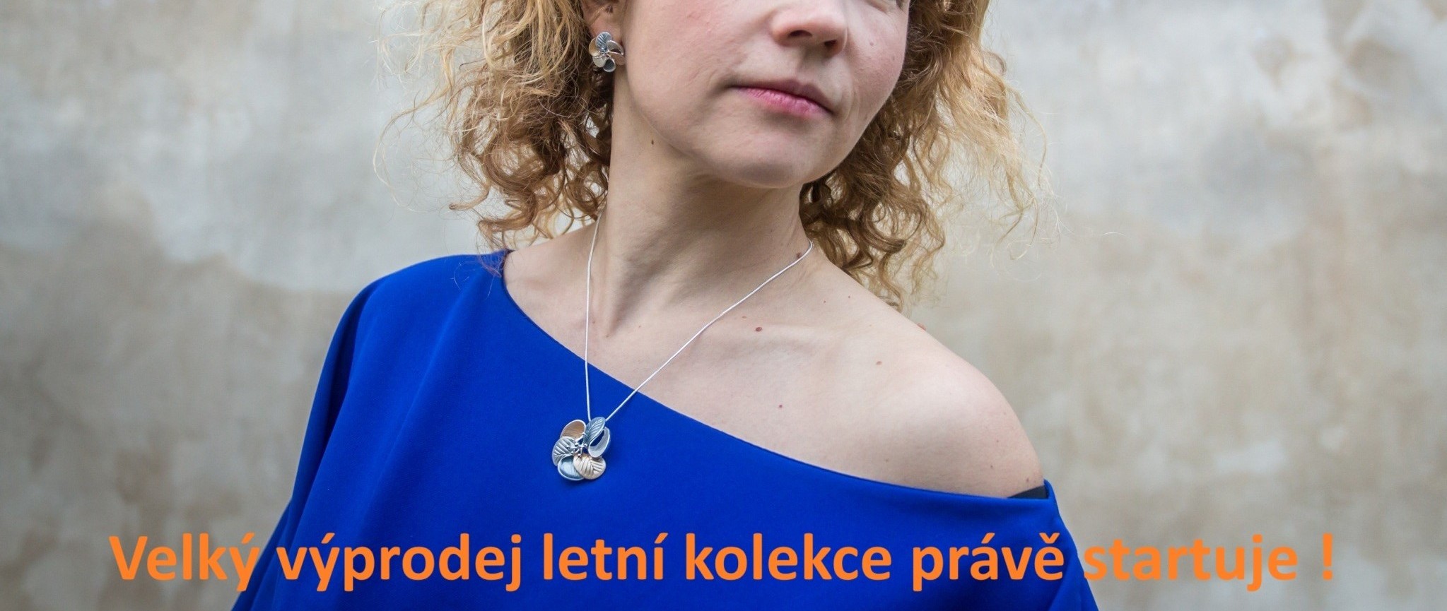 fotka s bižuterií nebo šátkem