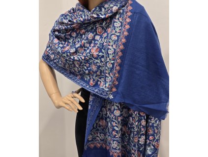 Lehká kašmírová šála s vyšívanými vzory - světle modrá