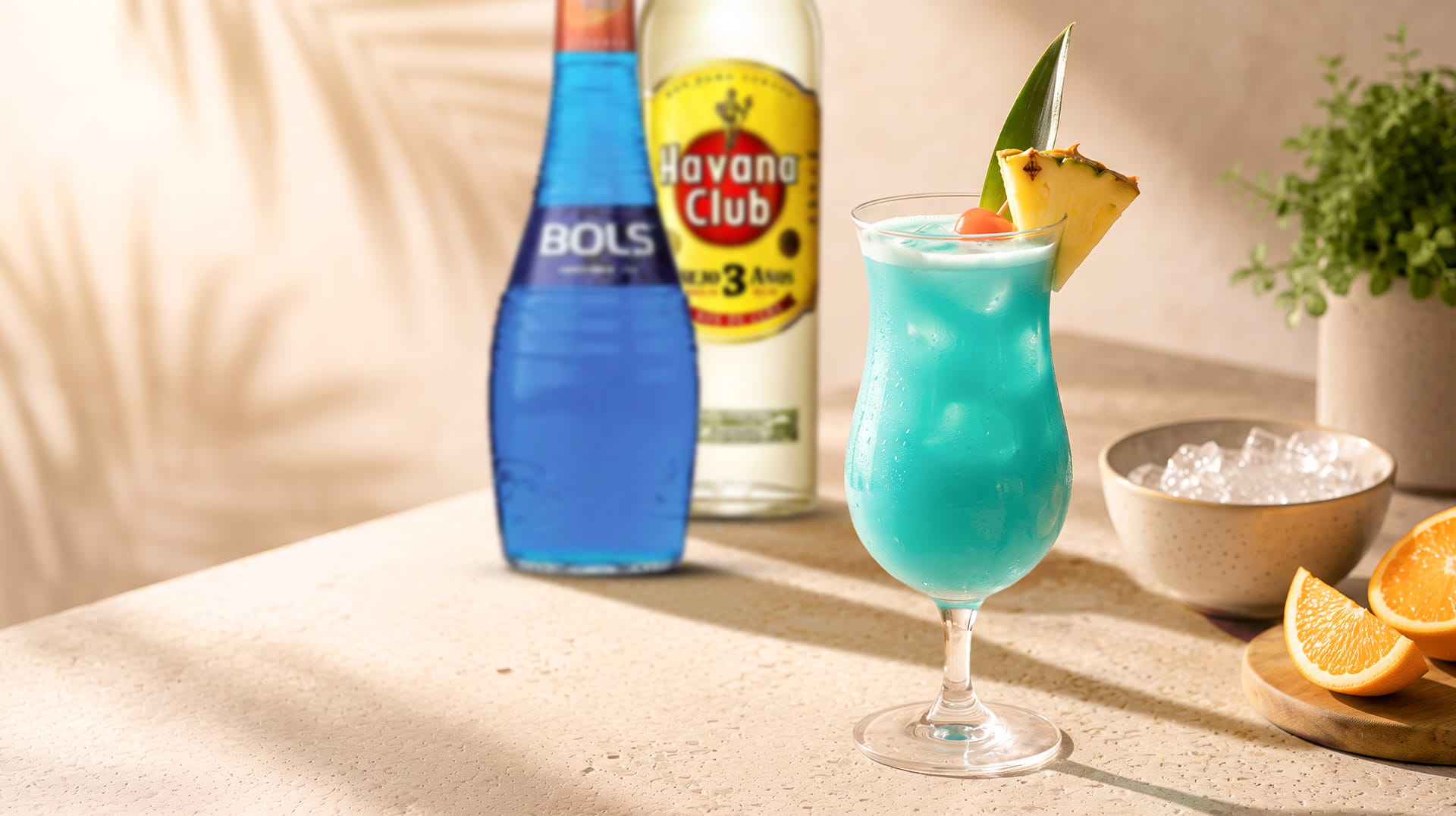 Blue Hawaiian s bílým rumem, blue curaçaem a ananasovou šťávou