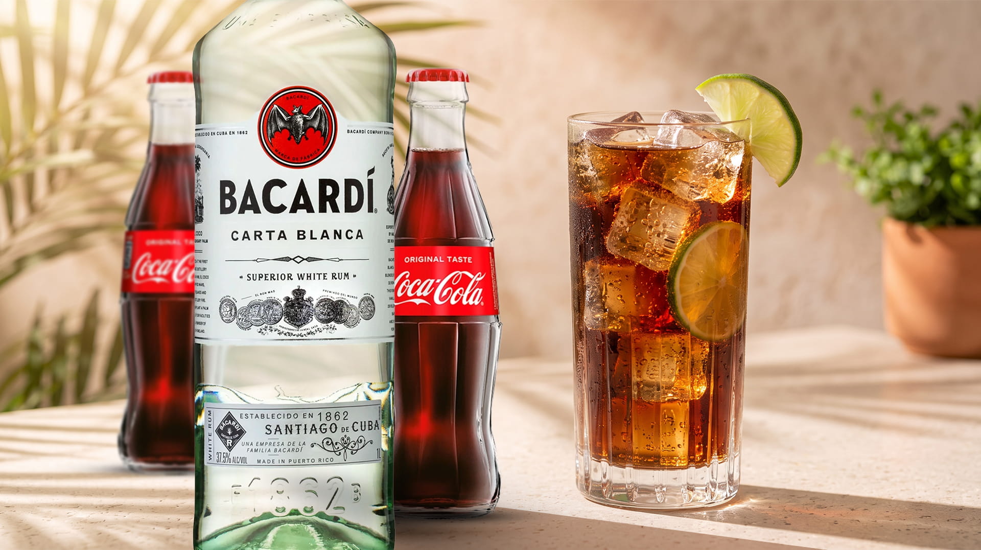 Cuba Libre s bílým rumem, kolou a limetkou