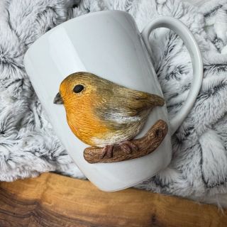 Další hrneček na přání☺️ Modelovaná červenka z polymerové hmoty😊 Fotky z procesu výroby❤️ #hrneknaprani #polymerclay...