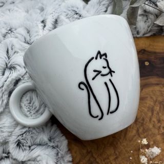 Jeden volný kočičí🤎 Co mu říkáte?😍 #maluji #porcelan #malovanyporcelan #hrnekkocka #laalmika