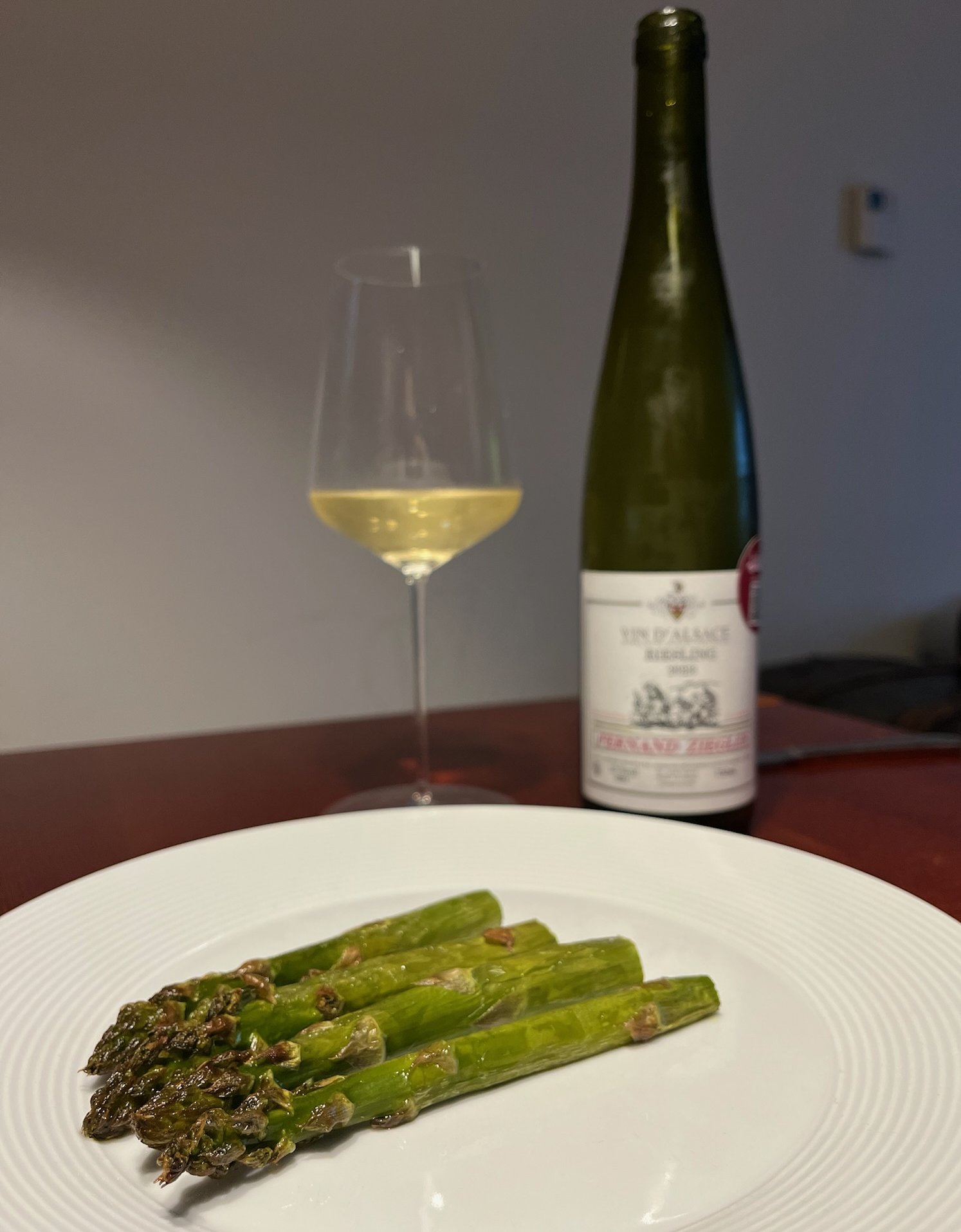 Chřestová sezóna ve francouzském stylu: Recepty a vína, která podtrhnou jarní eleganci