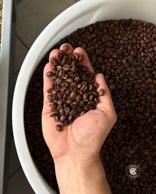 Tohle je důvod, proč pražíme kávu na střední stupeň. ☕ Chceme, aby ti chutnala. Při světlém pražení by ti mohla připadat...