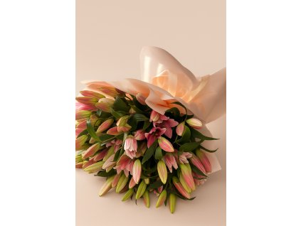 Kytice z růžové lilie