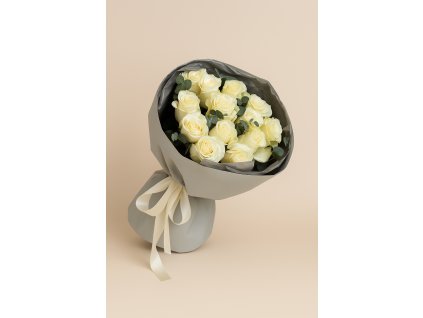 Kytice z bílých růží a eukalyptu