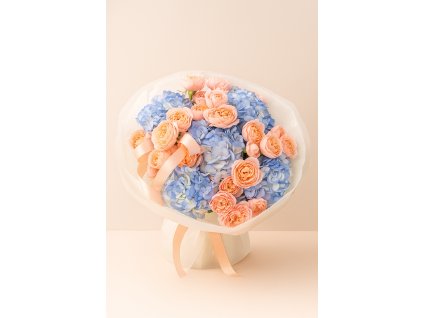 Kytice z hortenzií a keřových růží