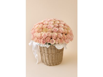 Růžové růže v košiě