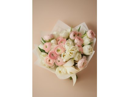 Kytice z ranunculů a tulipánů