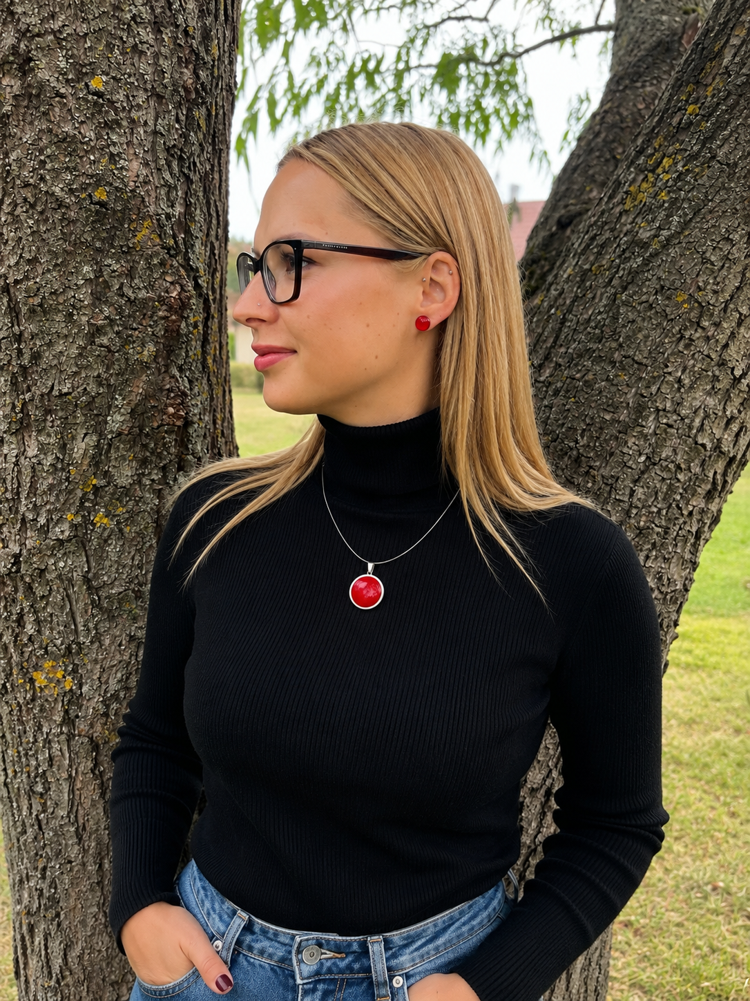 Červené náušnice k černému podzimnímu outfitu