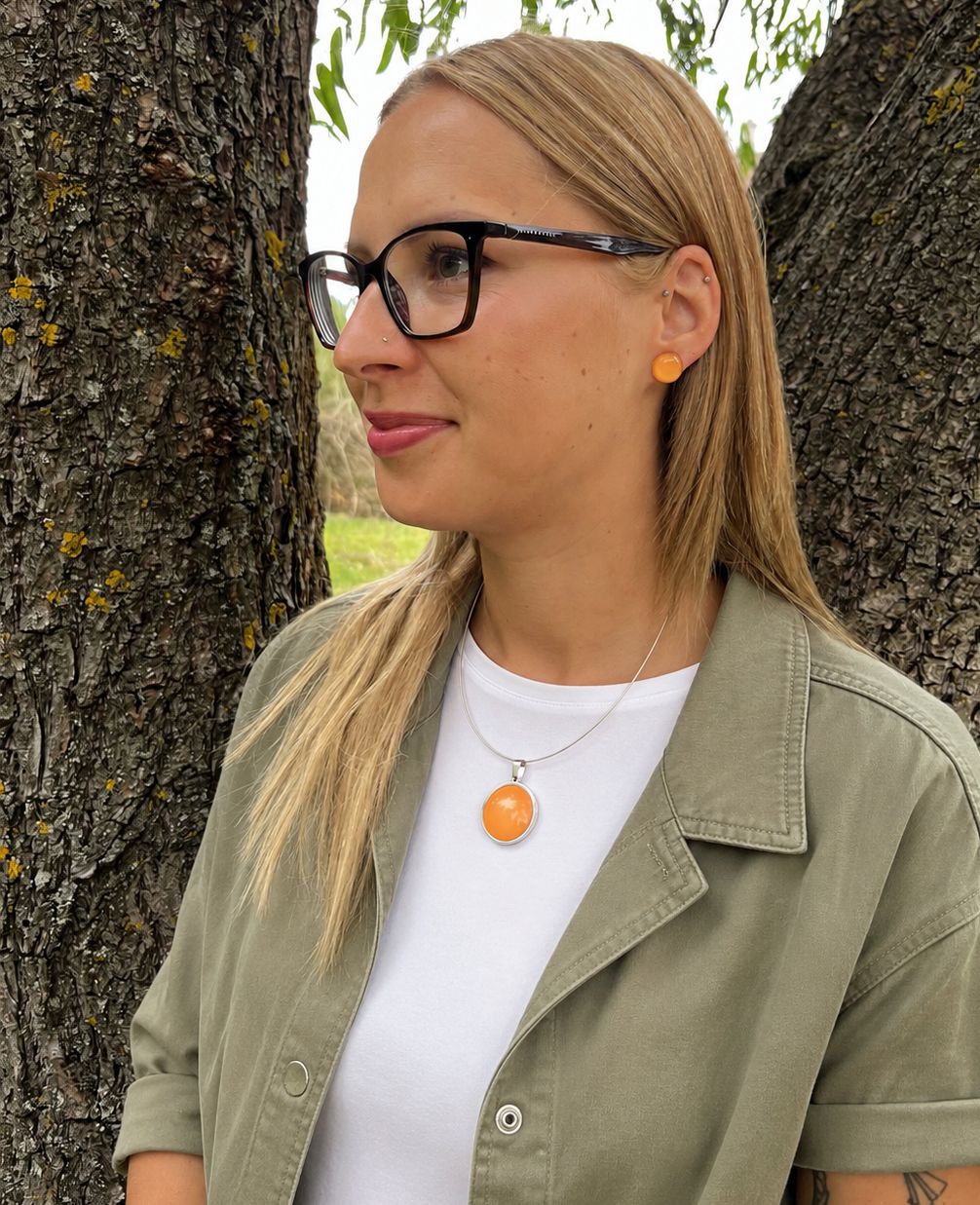 Oranžové náušnice s khaki bundou