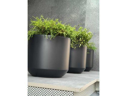 Čierne veľké kvetináče